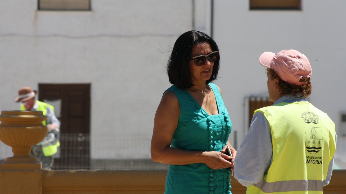 La alcaldesa, con una trabajadora el pasado verano.