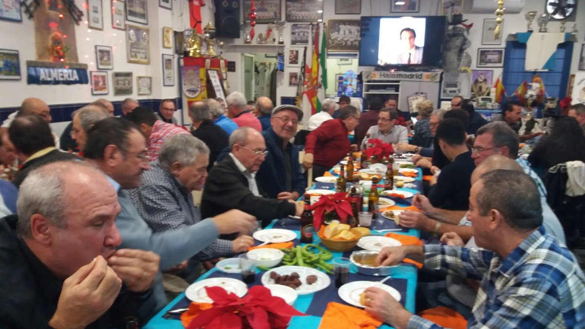 Los peñistas molineros brindando por el nuevo año.
