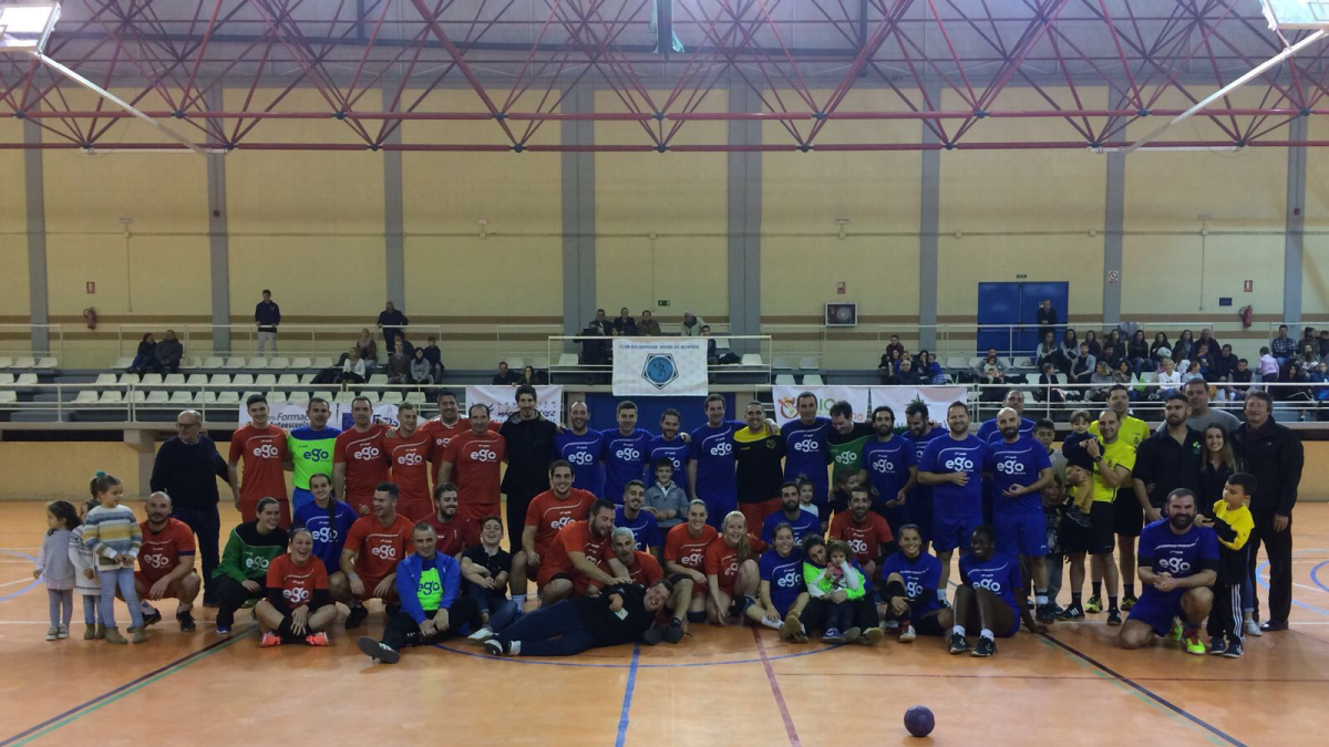 La gran familia del balonmano almeriense no faltó a la cita.