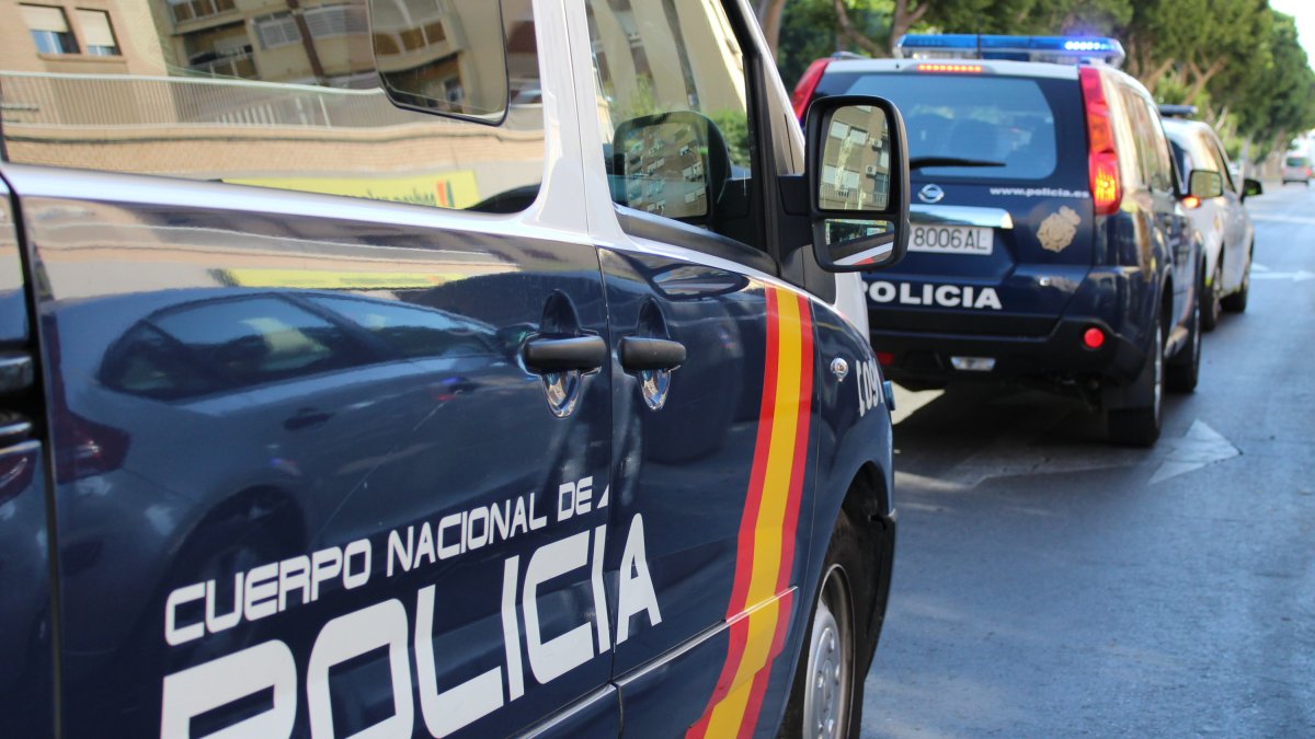 Imagen de archivo de un coche con la Policía Nacional.