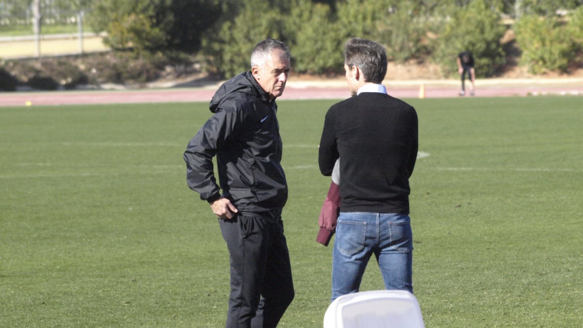 Miguel Ángel Corona hablando con Lucas Alcaraz.