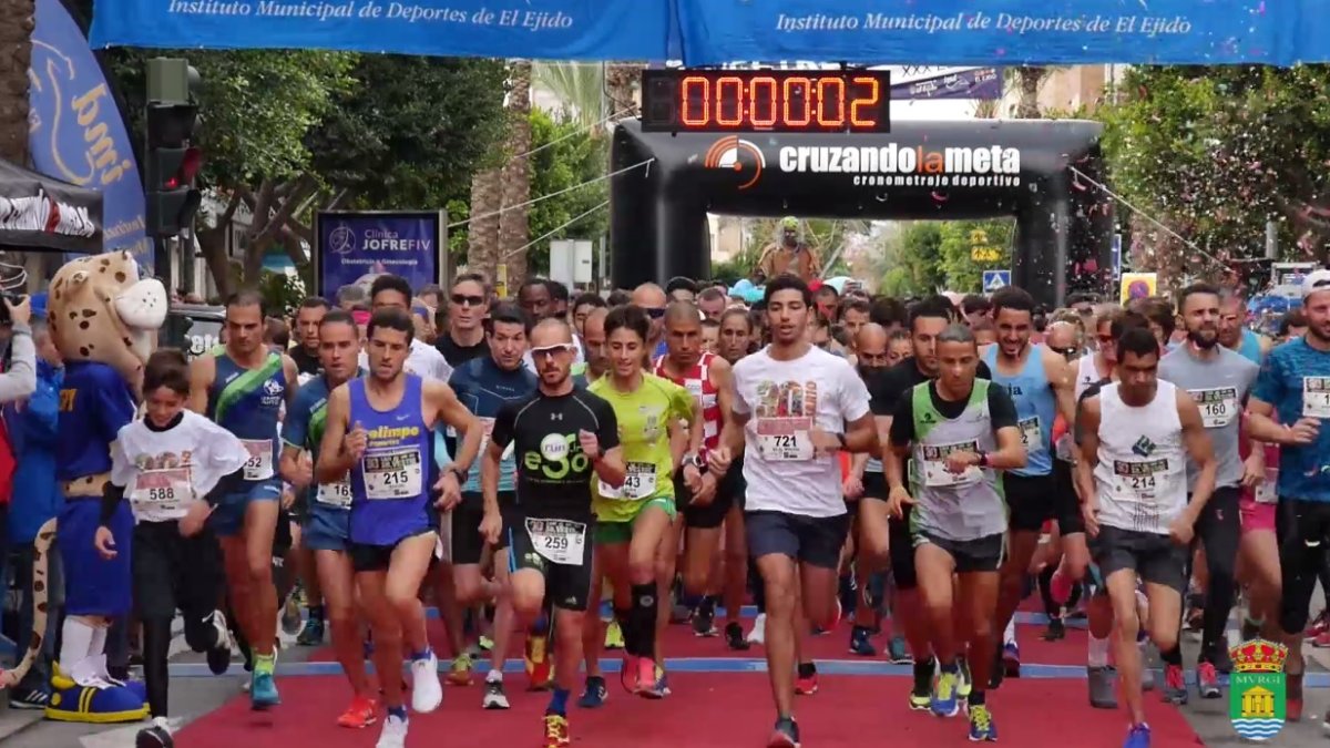 Los participantes tomando la salida.