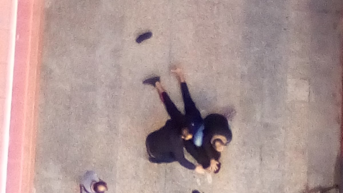 El ladrón inmovilizado en el suelo por los agentes que le han capturado.