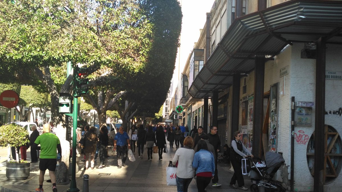 Paseo de Almería en la primera mañana comercial del año.