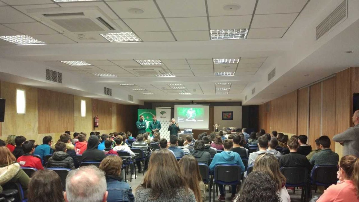 Axel Mondi explicando los valores del Unicaja Almería.