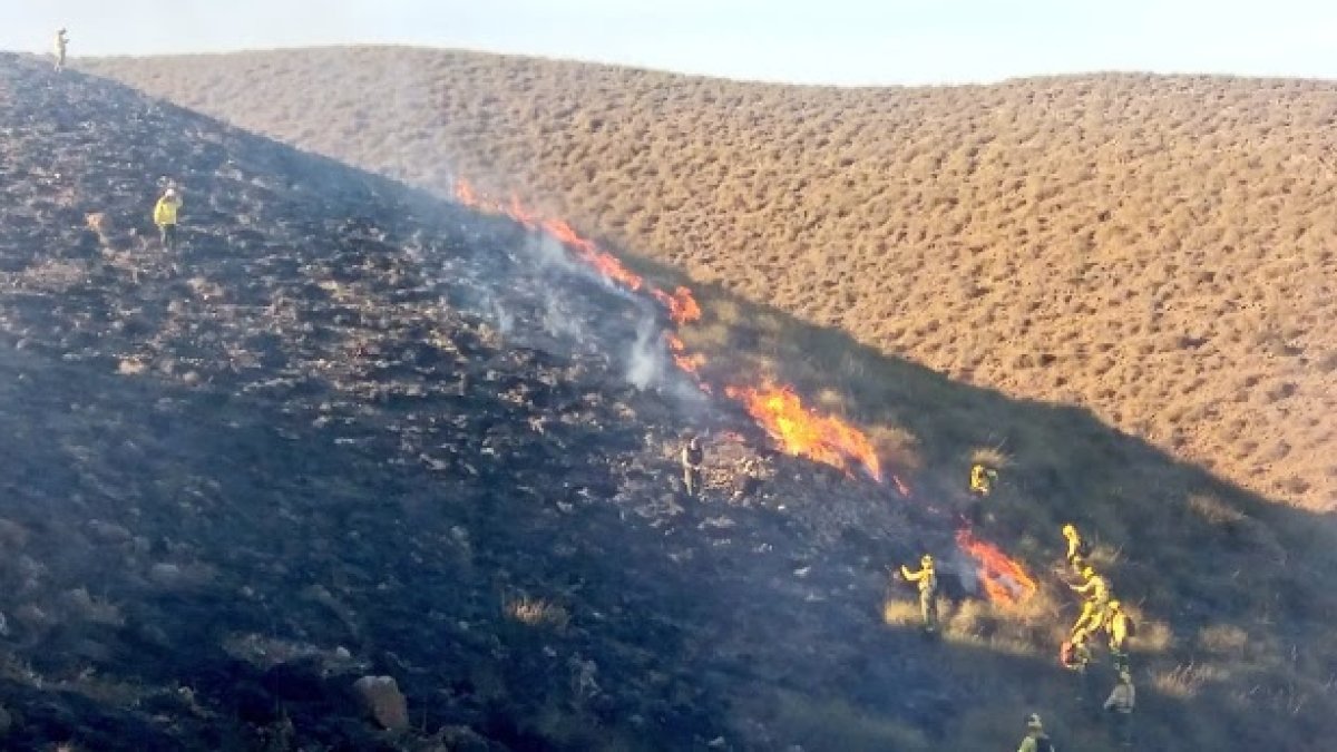 Imagen de ayer del incendio en Carboneras, que ya ha sido controlado.