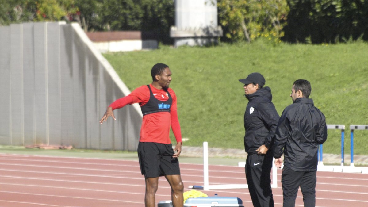 Owona hablando con el doctor Rivas.