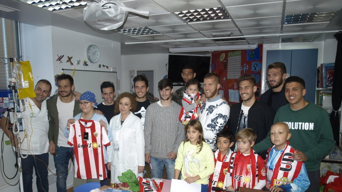Los niños alucinaron con los futbolistas del Almería.
