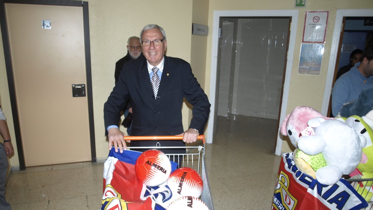 Manolo García con el carrito lleno de regalos.