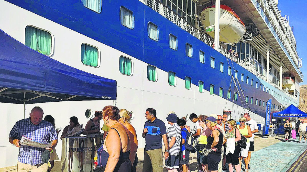 Cruceristas a su llegada al Puerto de Almería en una escala del pasado verano de 2017.