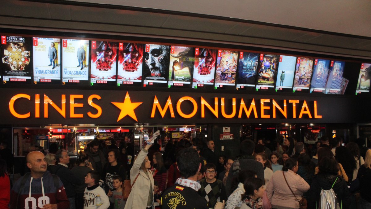 Espectadores en el exterior de los Cines Monumental de Almería durante esta Navidad.