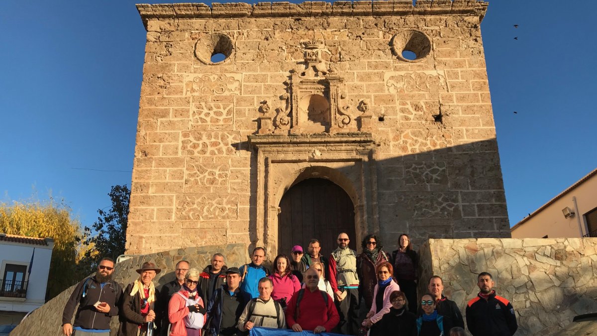 Los senderistas ante el monumento.