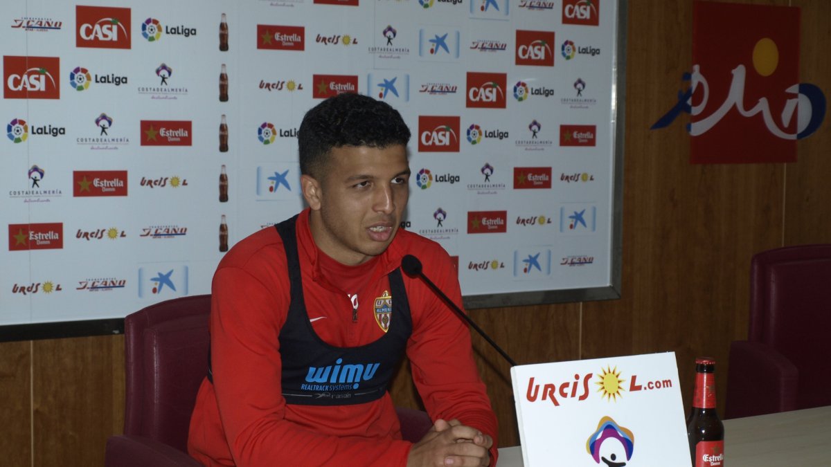 Hicham en rueda de prensa.