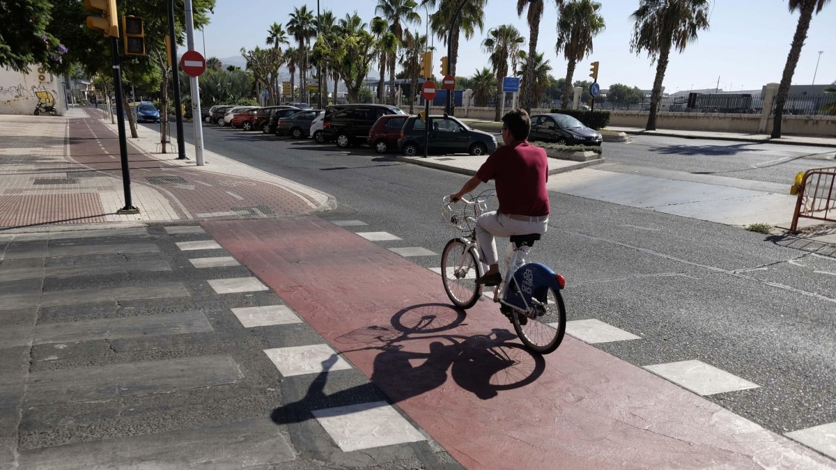 Imagen de archivo de un paseante por el carril bici de Almería.