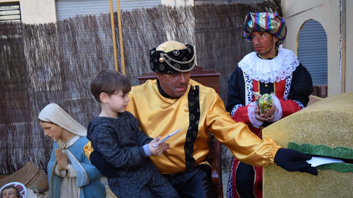 El Cartero Real deposita la carta de un niño en el buzón dispuesto en Gádor para recoger las misivas a los Reyes.