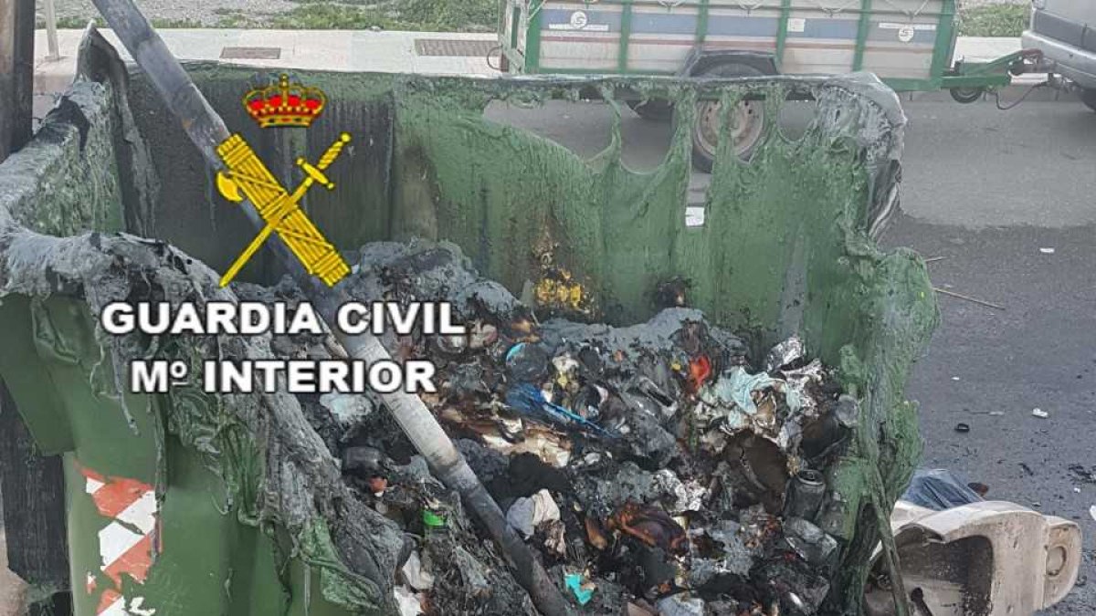 Imagen de los contenedores quemados en Vícar.