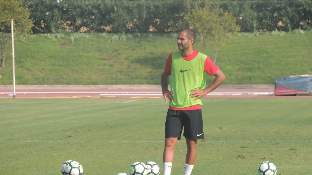 Verza rodeado de balones en el campo Anexo.