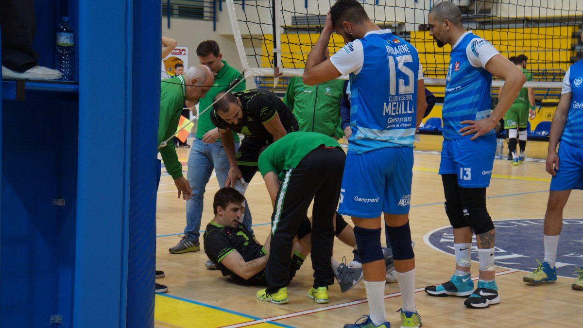Almansa tuvo que retirarse de la pista lesionado.