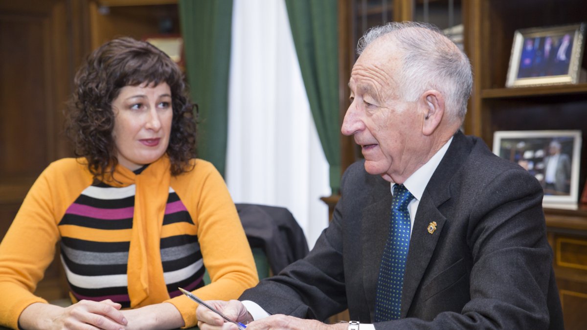 La alcaldesa de Alboloduy con el presidente de Diputación.