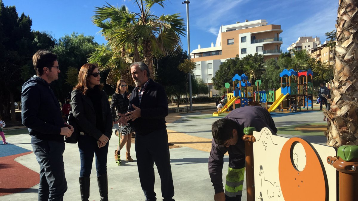El concejal, José Andrés Cano, supervisando los trabajos de instalación de los juegos.