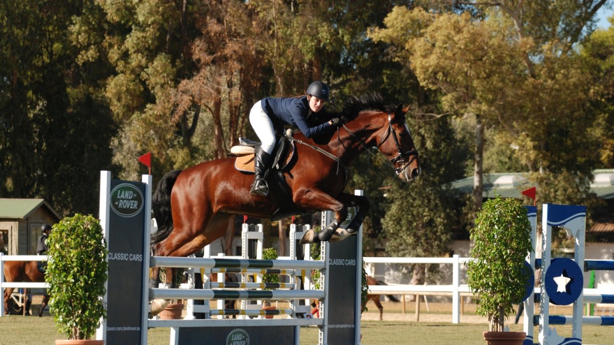 Fotografía de María Baena Ramos, Mariquilla, a lomos de su caballo durante una competición de equitación.
