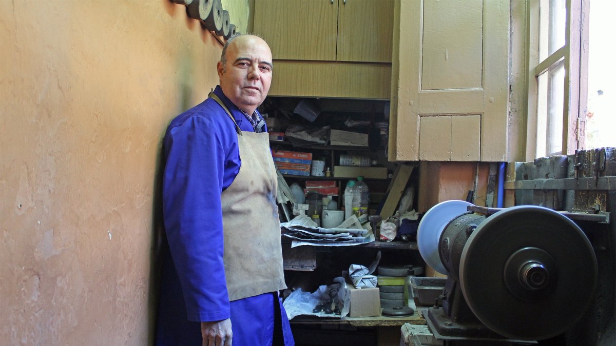 Antonio del Águila es el afilador de la circunvalación del Mercado. Llegó al negocio, que era de su suegro, en 1989.