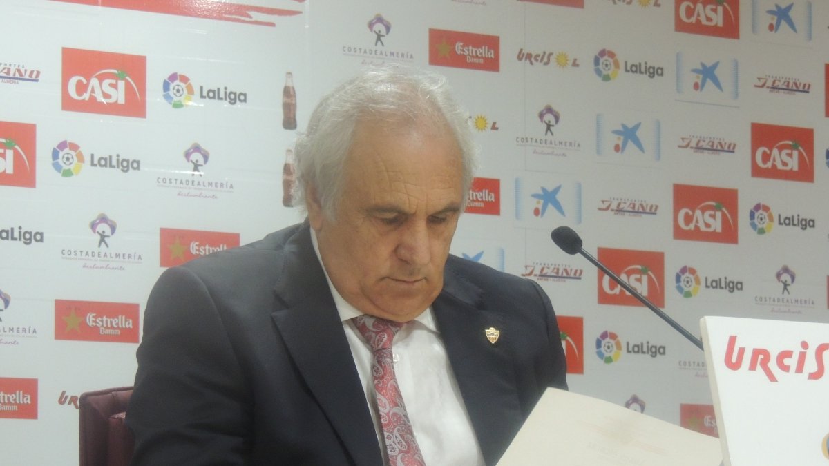 Alfonso García repasando la lección.