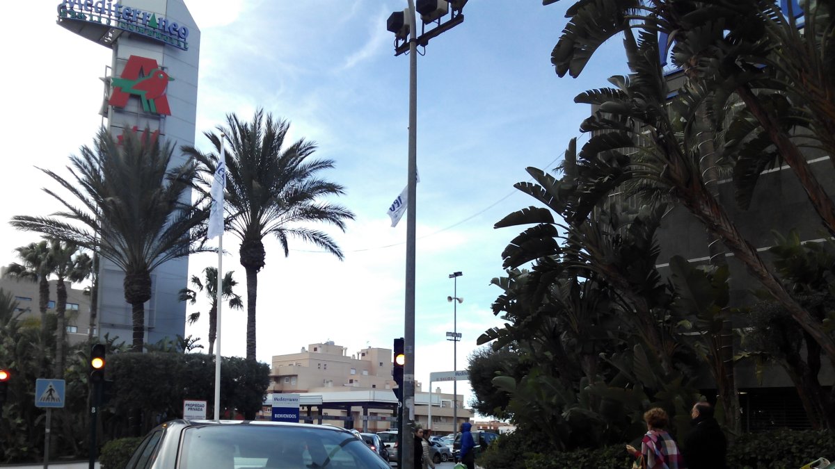 El acceso al Centro Comercial Mediterráneo colapsado durante el primer día de rebajas.