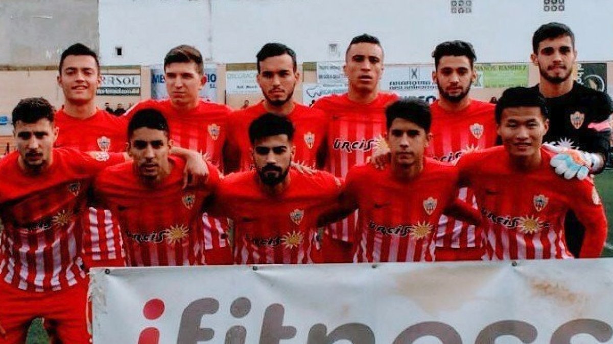 El once del Almería en el campo del Vélez.