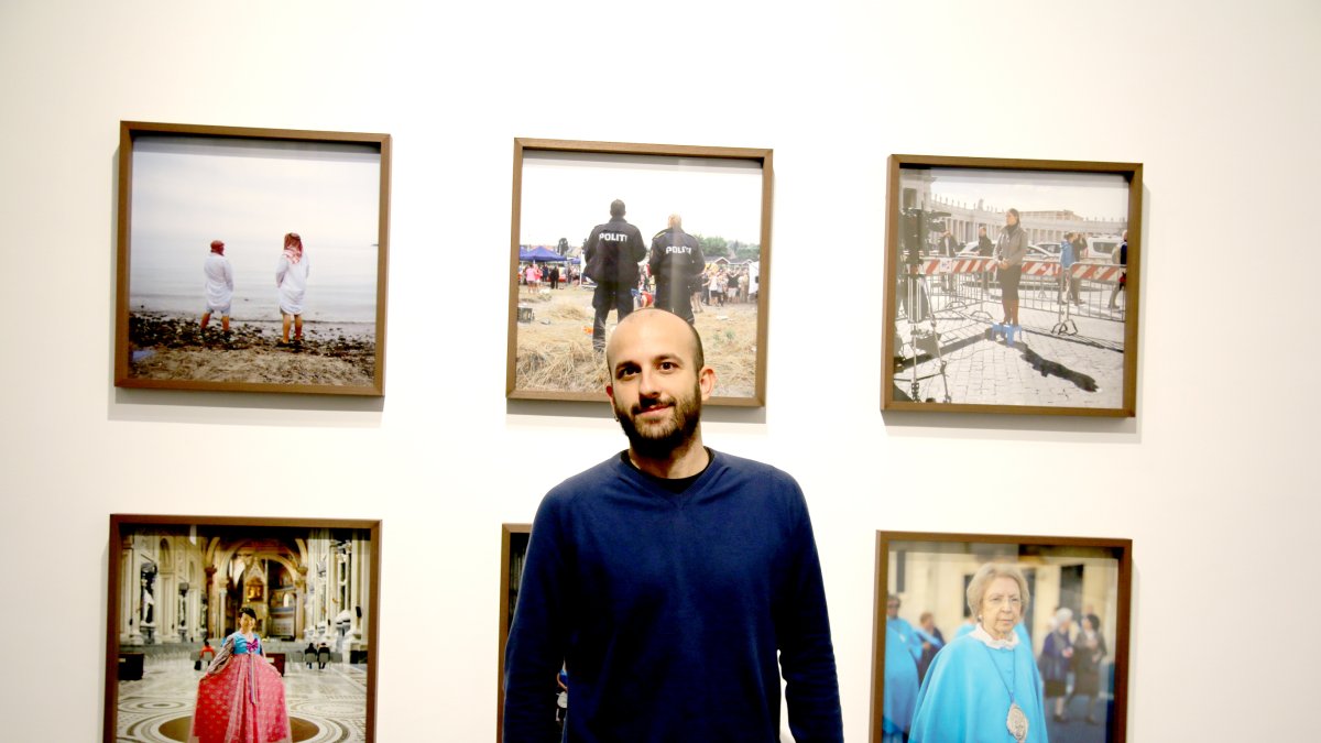 Pablo Vara, ante varias de sus obras que expuso en el Centro Andaluz de la Fotografía.