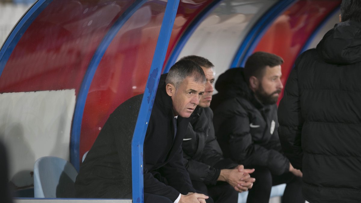 Lucas Alcaraz en el banquillo del Estadio de los Juegos Mediterráneos.