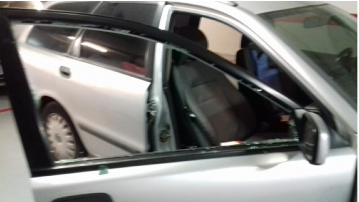 Vehículo en el que quedó atrapado el menor.