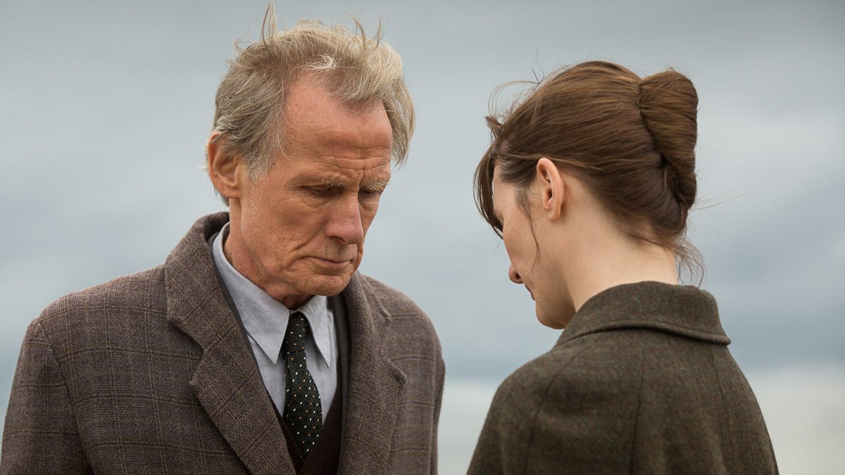 Bill Nighy y Emily Mortimer en una escena de La librería (viernes 26 de enero).