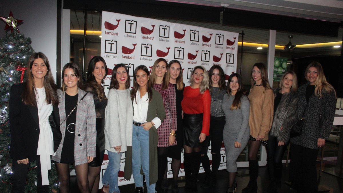 Amigas e invitadas a la fiesta de la moda de Lambert se fotografiaron junto a la anfitriona y propietaria de la firma que tiene su sede en la madril