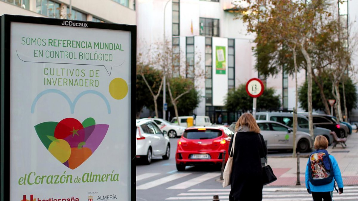 Uno de los mupis instalados en las calles de Almería