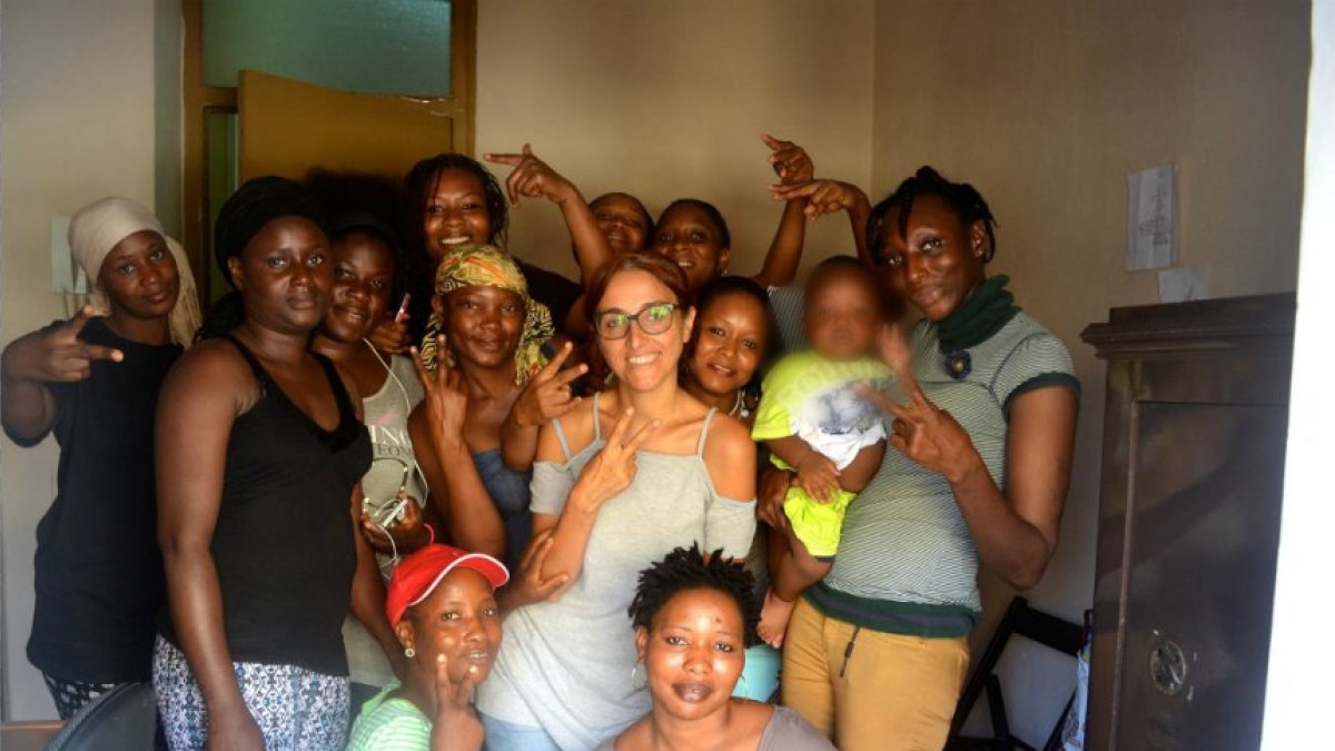 Helena Maleno, en Marruecos, rodeada de mujeres migrantes.