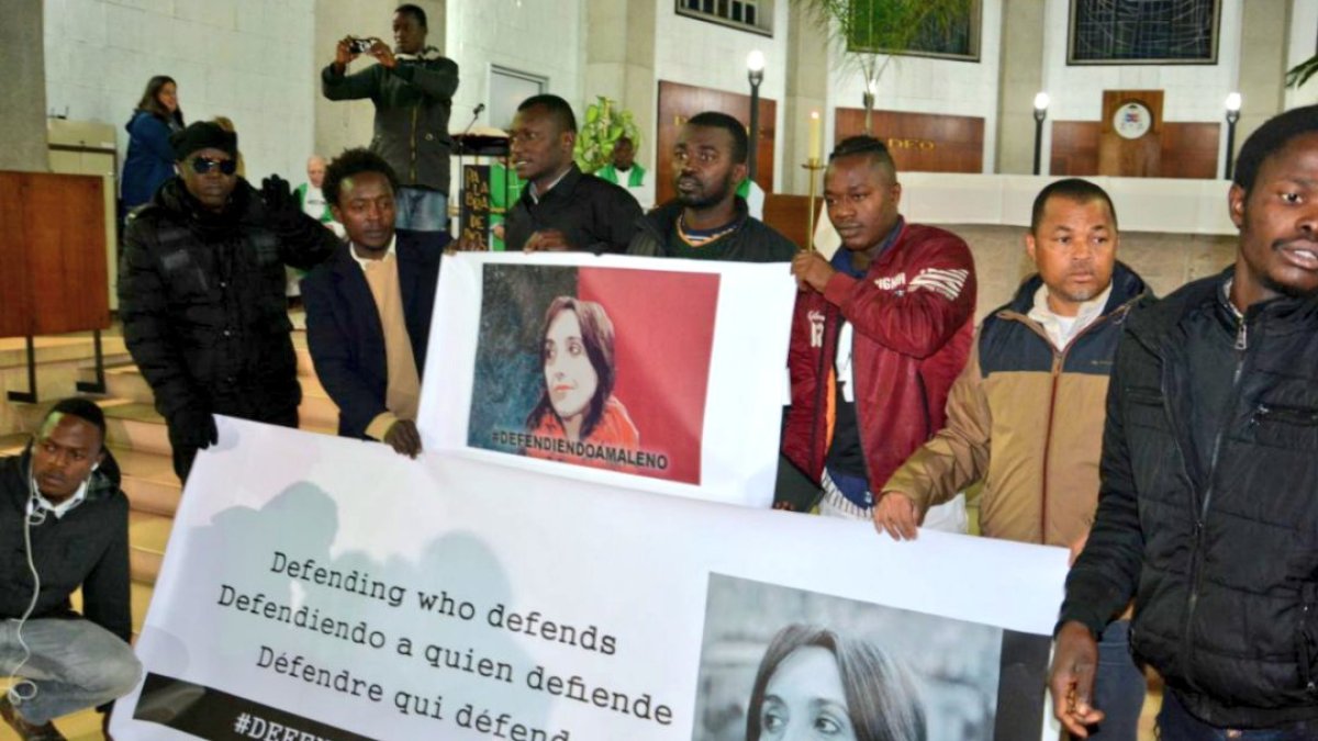 Inmigrantes en la vigilia celebrada la noche del martes a favor de Maleno en la catedral de Tánger.