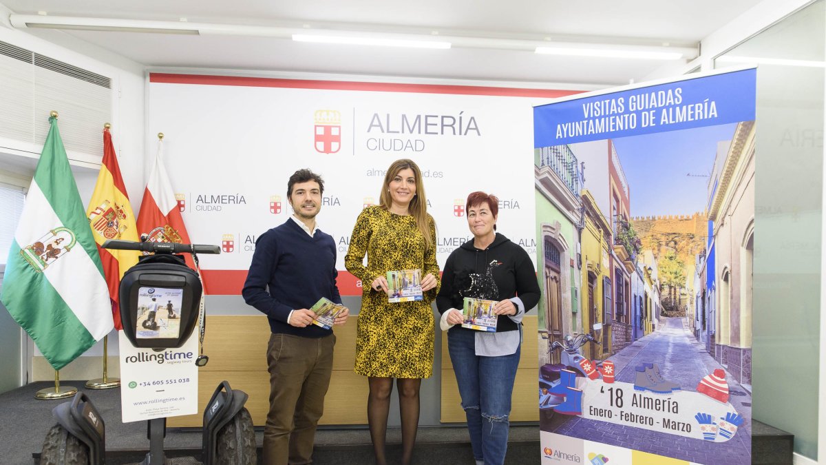 Carolina Lafita, entre Antonio Pardina y Julia Moreno, en la presentación de las visitas guiadas.