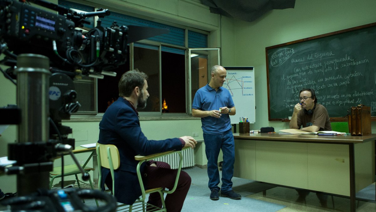 Manuel Martín Cuenca con Javier Gutiérrez y Antonio de la Torre en uno de los escenarios de El autor. (Foto: Julio Vergne)