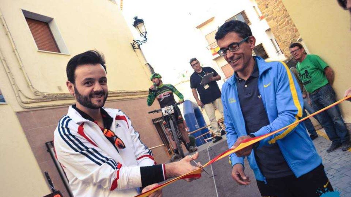 Francisco Garrido cortando la cinta.