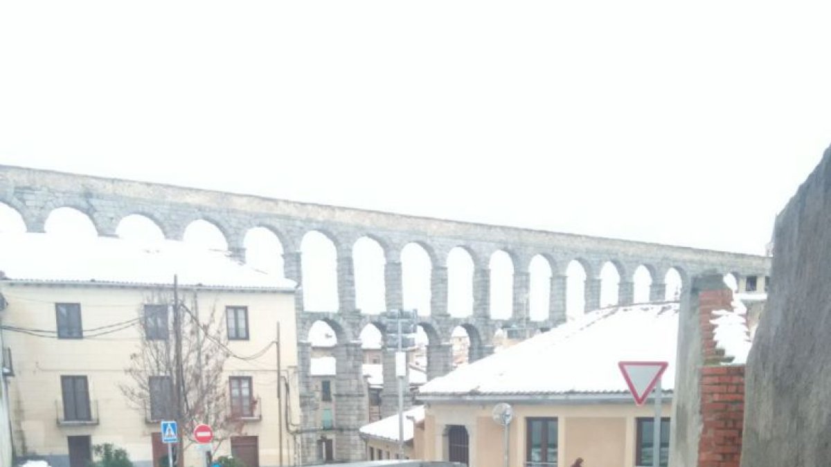 El féretro apareció junto al contenedor.