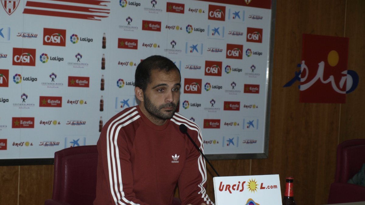 Verza en rueda de prensa.