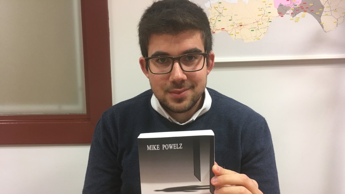 Manuel Sánchez Ha invertido seis horas diarias durante siete meses en traducir 500 páginas del alemán.