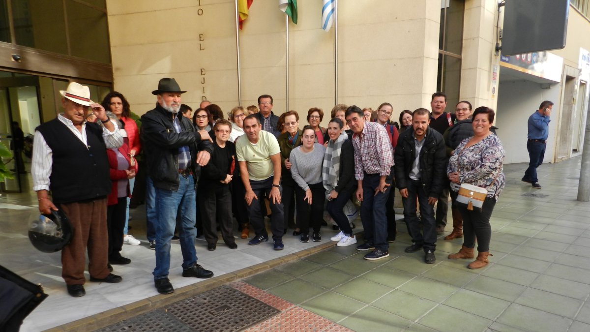 Vecinos de Matagorda durante su protesta a las puertas del Ayuntamiento.