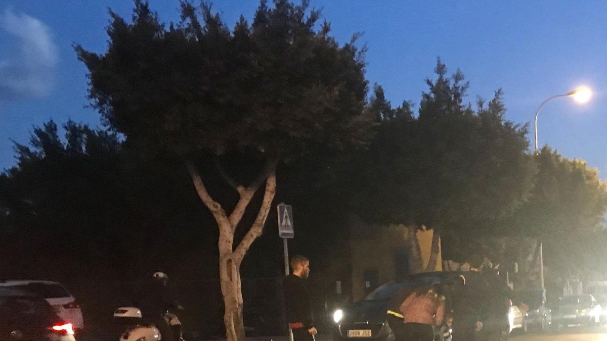 Accidente entre un turismo y una motocicleta producido en el entorno del Palacio de Congresos de Aguadulce.