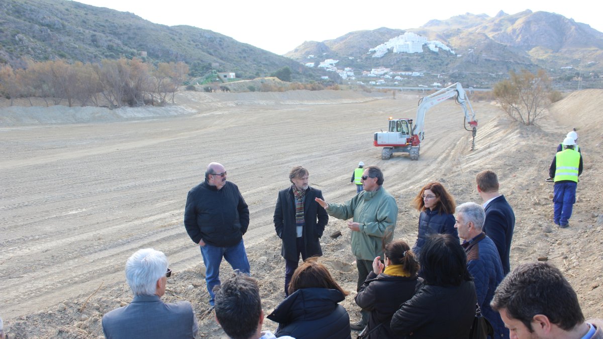 El consejero en el río junto a alcaldes de la zona y responsables de las obras.