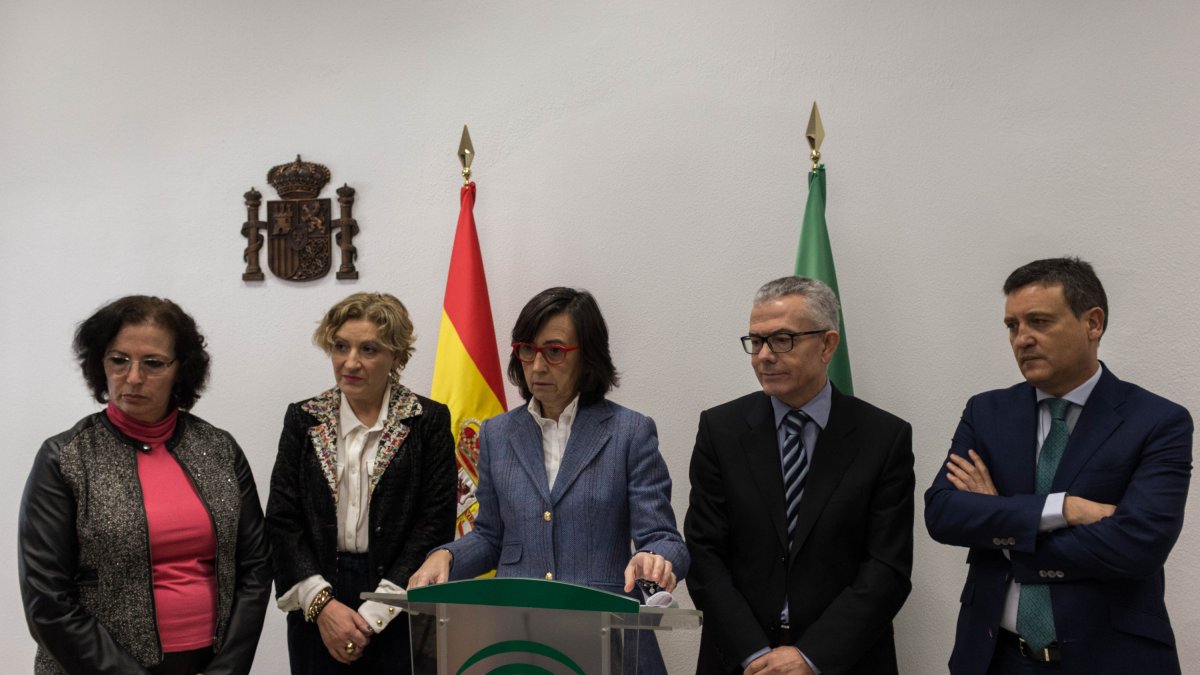 Rueda de prensa Rosa Aguilar, en el centro de la imagen, acompañada por representantes políticos y judiciales.