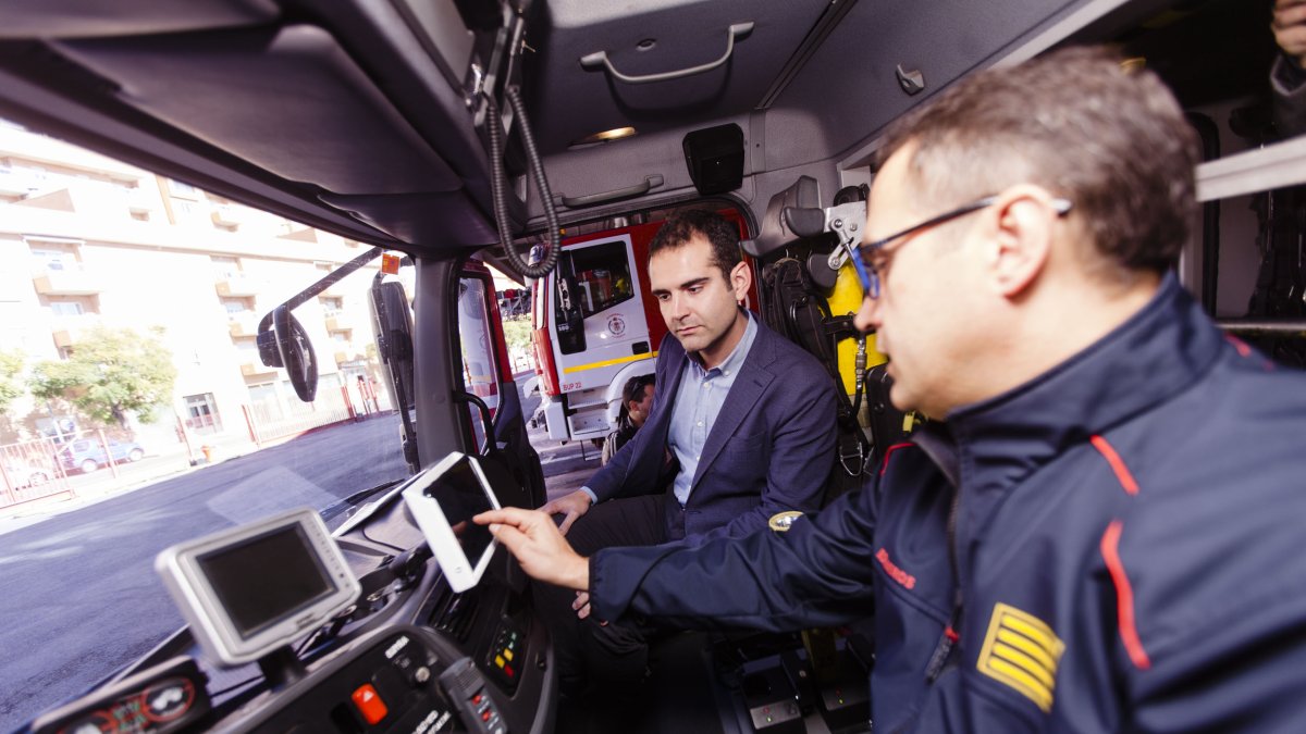 El alcalde de Almería, Ramón Fernández-Pacheco, en la presentación ayer de la app de geolocalización.