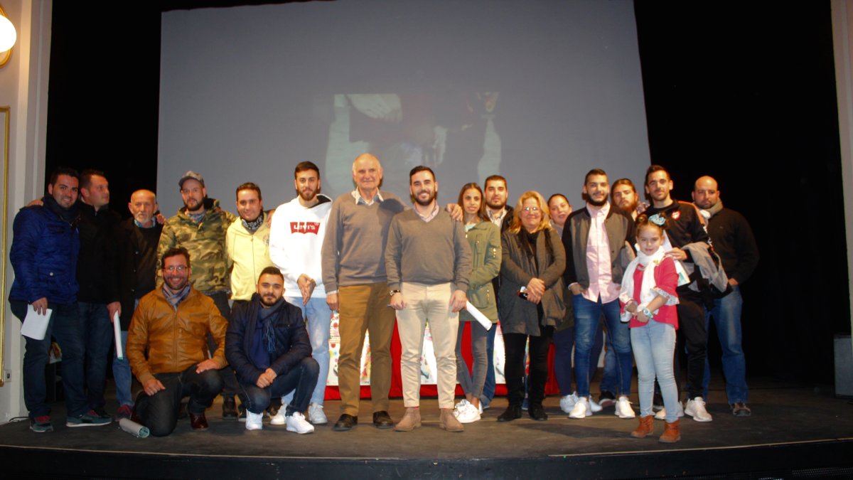 El concejal de Cultura, el presidente de FEMACA y representantes de los grupos carnavaleros participantes en el Concurso de Agrupaciones Carnavalesca