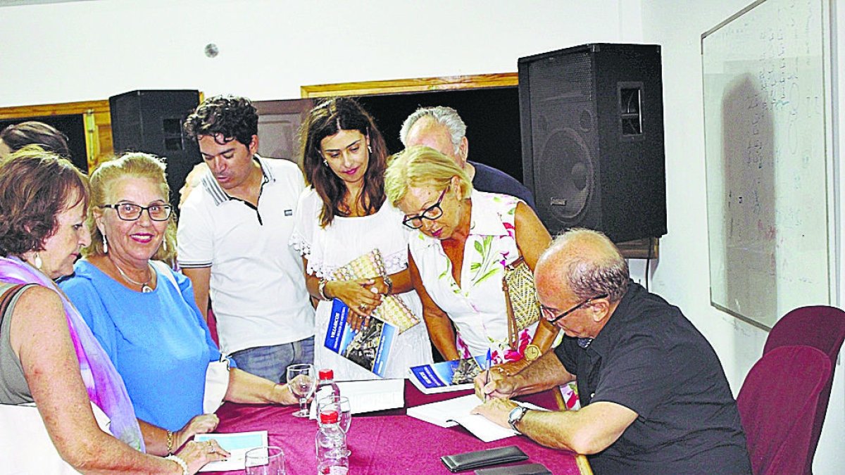 El autor firmando ejemplares de su obra este verano.